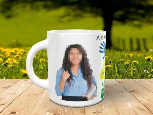 Taza personalizada para maestra con nombres en las maños
