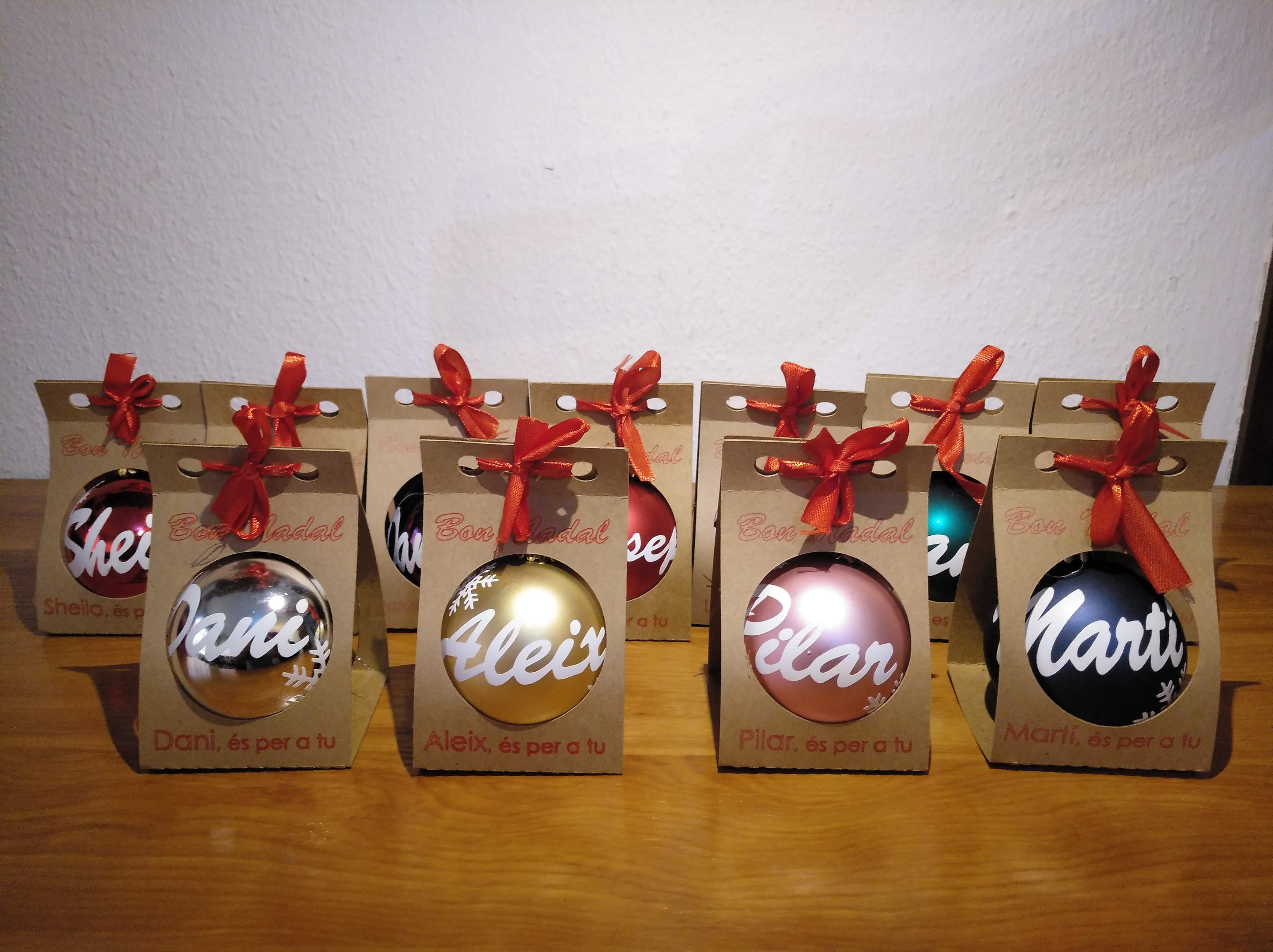 comprar bolas de navidad con nombre y caja personalizada