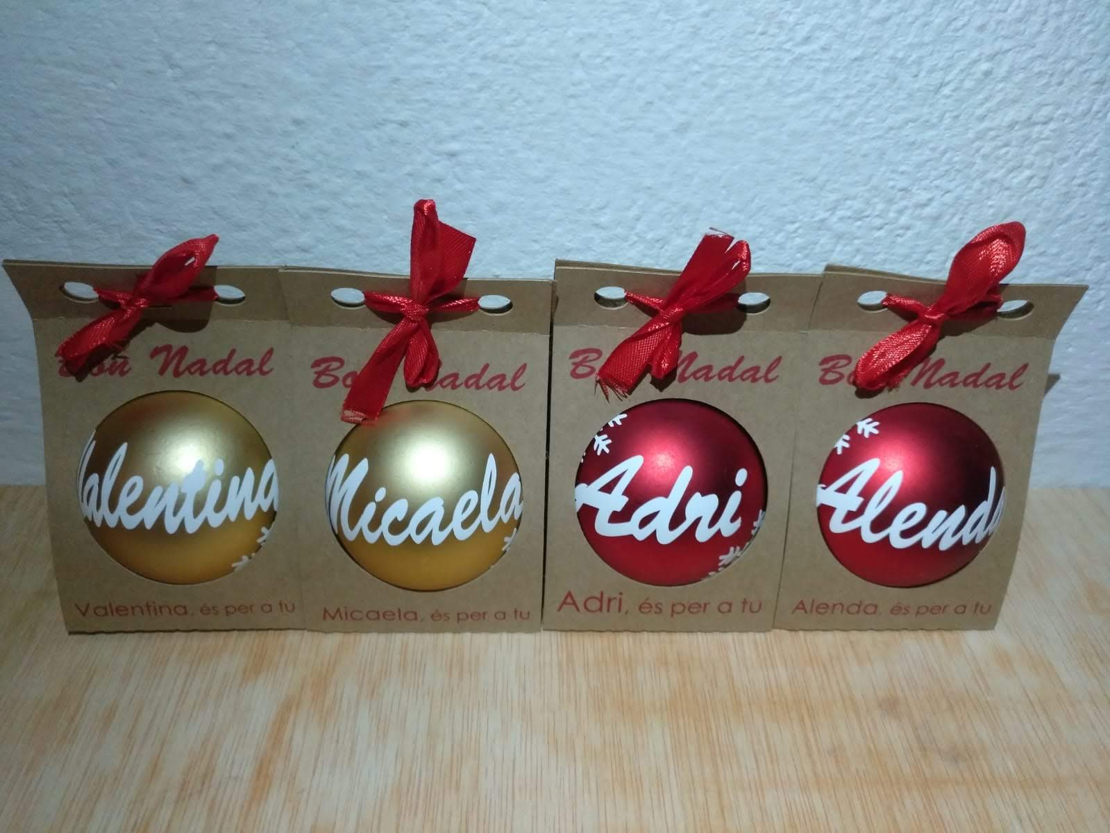 bolas de navidad con nombre en colores rojo y amarillo con letra blanca