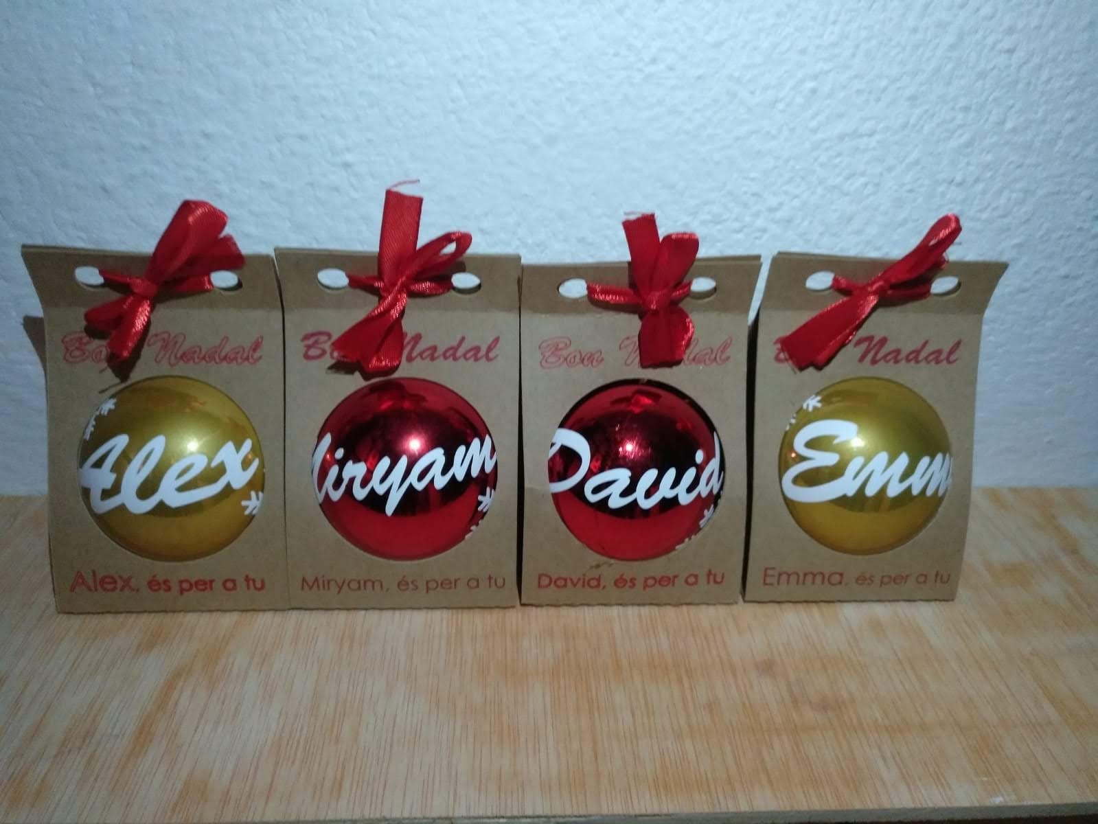 Bolas de navidad con nombre de colores diversos, rojo y amarillo