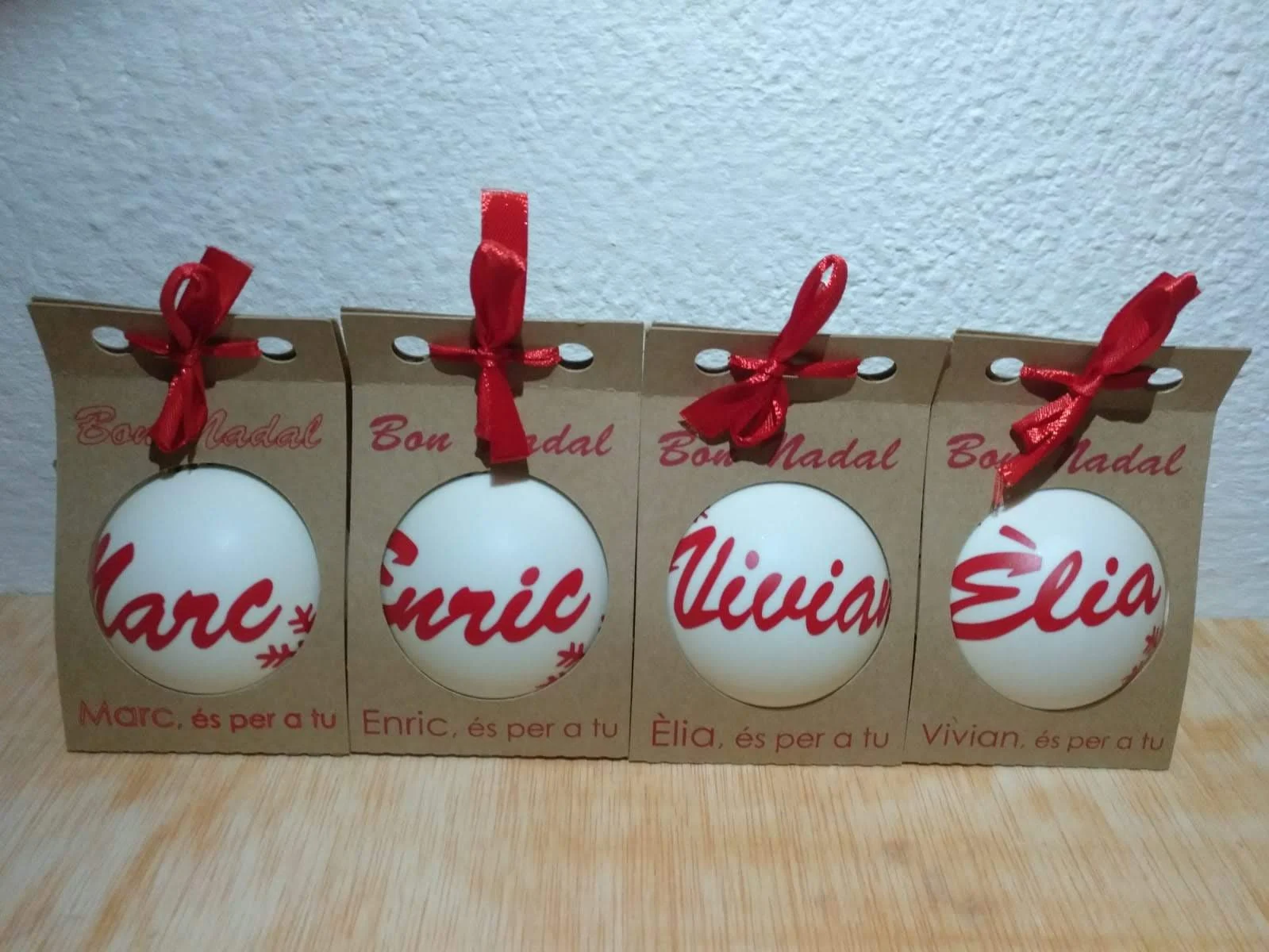 Bolas de navidad blancas con nombres en rojo