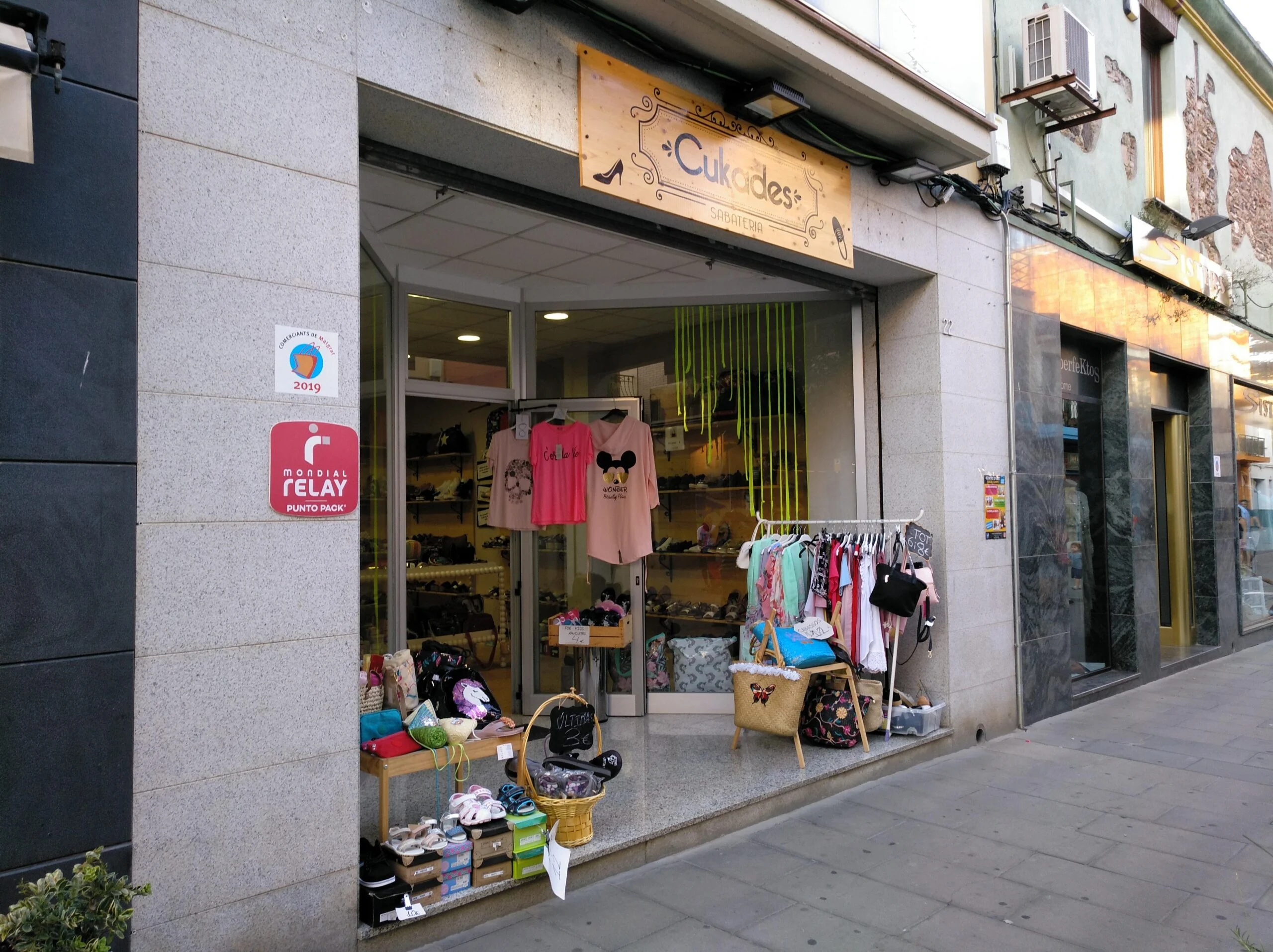 Zapatería Cukades distribuidor de bolas de navidad en Malgrat de Mar