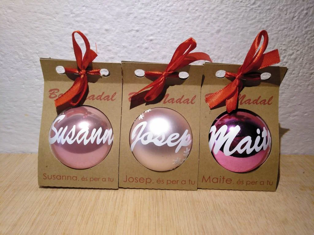 3 Bolas de navidad personalizadas con caja en tonos rosas