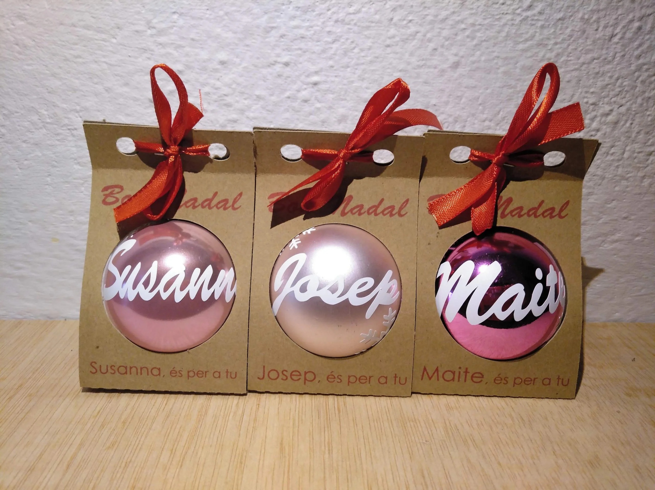 3 Bolas de navidad personalizadas con caja en tonos rosas