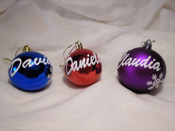 Bolas de navidad tituladas con el nombre