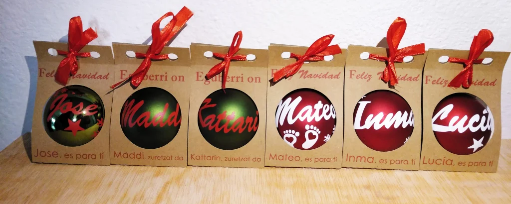 Bolas de navidad tituladas en Euskera