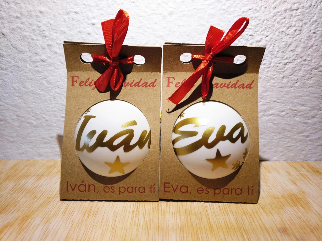 Bolas de navidad blancas con letra dorada