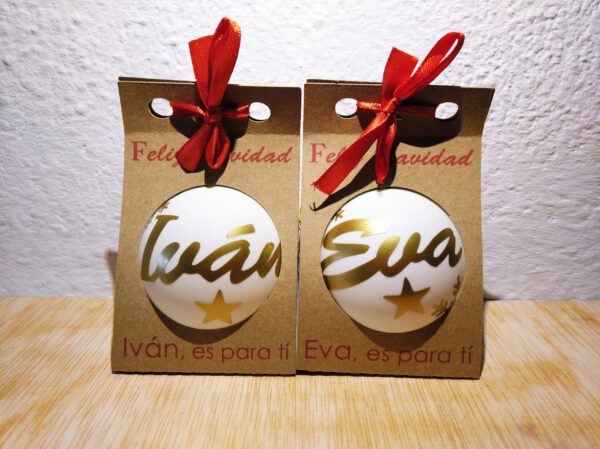 Bolas de navidad blancas con letra dorada