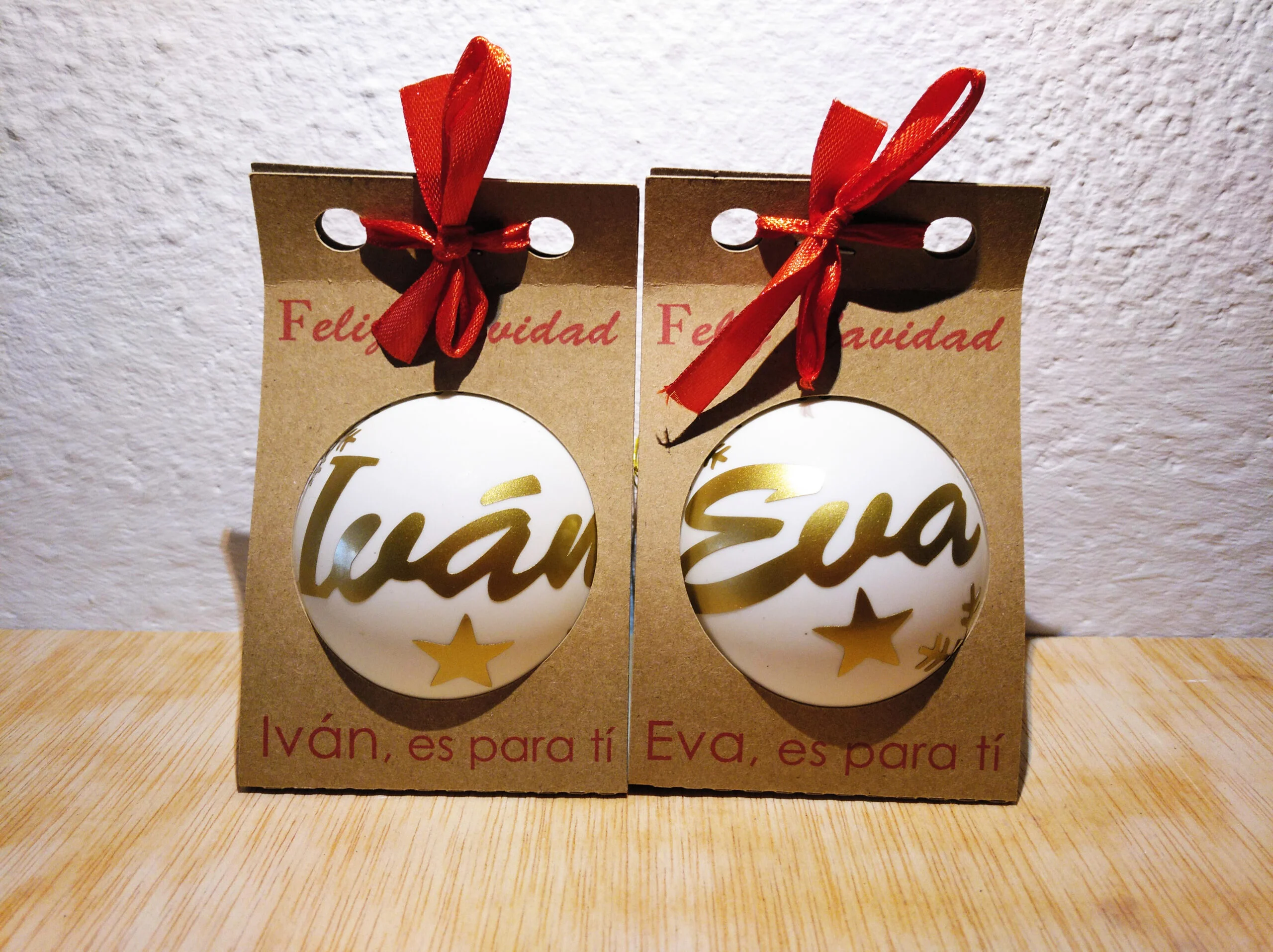 Bolas de navidad blancas con letra dorada