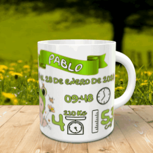 Taza blanca personalizable con los datos de nacimiento del niño Pablo en tonos verdes sobre una superficie de madera.