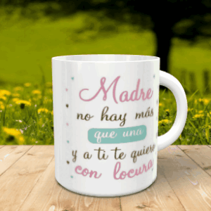 Taza blanca personalizable con el mensaje Madre no hay más que una sobre un fondo de madera.