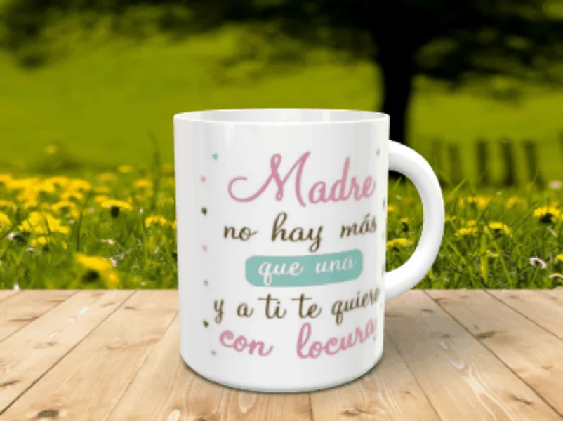 Taza blanca personalizable con el mensaje Madre no hay más que una sobre un fondo de madera.
