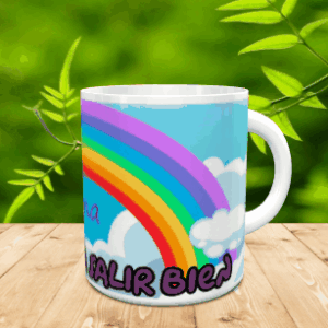 Taza blanca personalizable con un diseño animado de un arco iris sobre nubes y el texto Todo va a salir bien, apoyada sobre listones de madera.