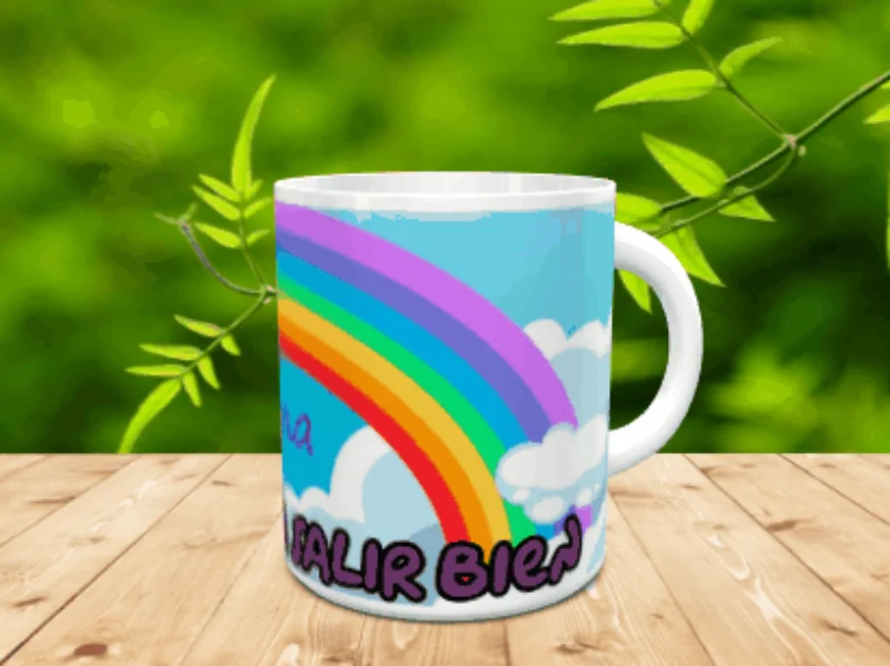 Taza blanca personalizable con un diseño animado de un arco iris sobre nubes y el texto Todo va a salir bien, apoyada sobre listones de madera.