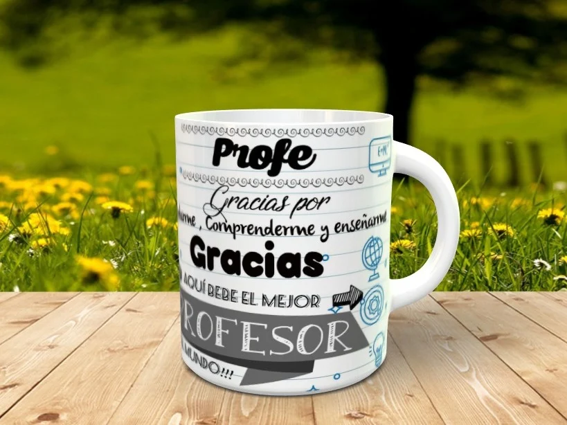 Taza blanca personalizable con diseño de libreta escolar y dedicatoria para profesores, apoyada sobre una superficie de madera con fondo natural difuminado.