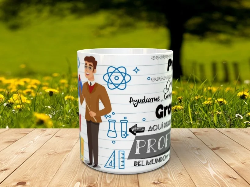 Taza blanca personalizable con ilustración de un profesor y elementos escolares sobre un fondo con textura de cuaderno.