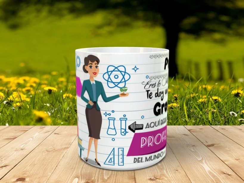 Taza blanca personalizable con una ilustración frontal de una profesora junto a motivos científicos y escolares sobre un fondo de libreta. Está apoyada sobre una superficie de listones de madera con un entorno natural desenfocado al fondo.