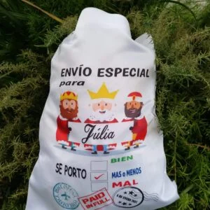 Saco de tela blanco personalizado con una ilustración de los Reyes Magos y el nombre Julia sobre fondo de plantas.