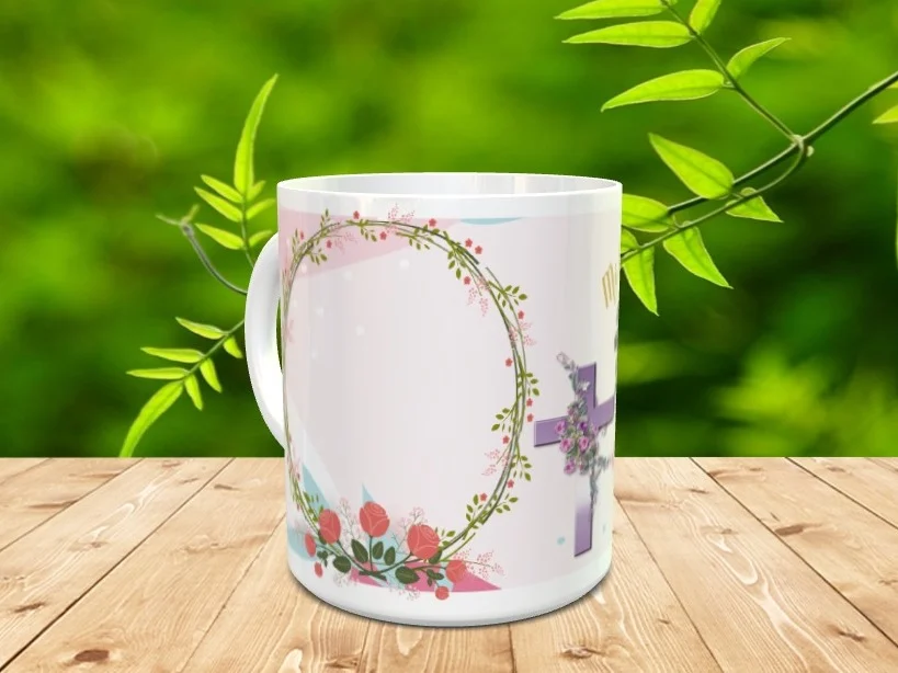 Taza de cerámica blanca personalizada para primera comunión con una corona floral y una cruz decorada con rosas, sobre superficie de madera.