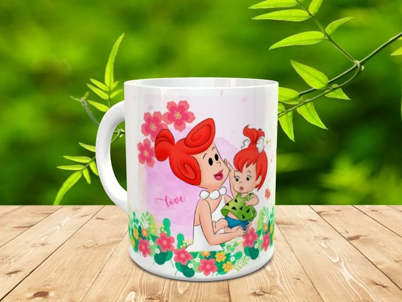 Taza blanca de cerámica con ilustración inspirada en Los Picapiedra, mostrando a una madre y su bebé rodeadas de flores y la palabra love.