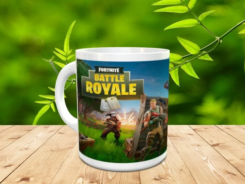 Taza de cerámica blanca con diseño de personajes de Fortnite Battle Royale sobre superficie de madera.
