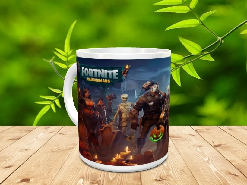 Taza de cerámica blanca decorada con la imagen de varios personajes de Fortnite Cauchemars sobre una superficie de madera.