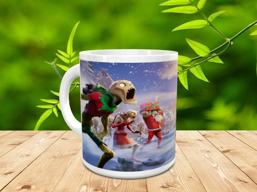 Taza de cerámica blanca con diseño de personajes navideños del videojuego sobre fondo nevado, apoyada en superficie de madera.