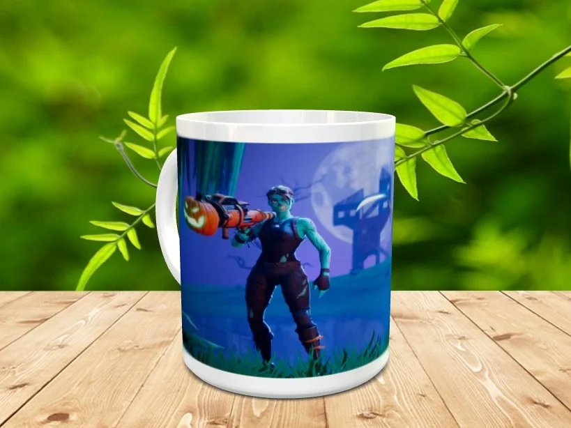Taza de cerámica blanca ilustrada con un personaje esquelético de Fortnite sobre fondo azul nocturno, apoyada en una superficie de madera.