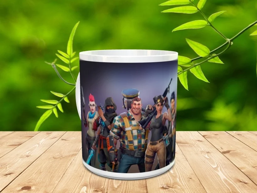 Taza de cerámica blanca decorada con una ilustración de varios personajes del videojuego Fortnite sobre fondo oscuro.