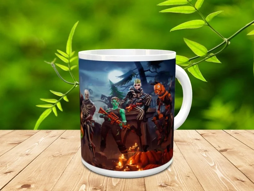 Taza de cerámica blanca decorada con la imagen de varios personajes de videojuego en un entorno nocturno con calabazas y velas. La pieza reposa sobre una superficie de madera con vegetación al fondo.