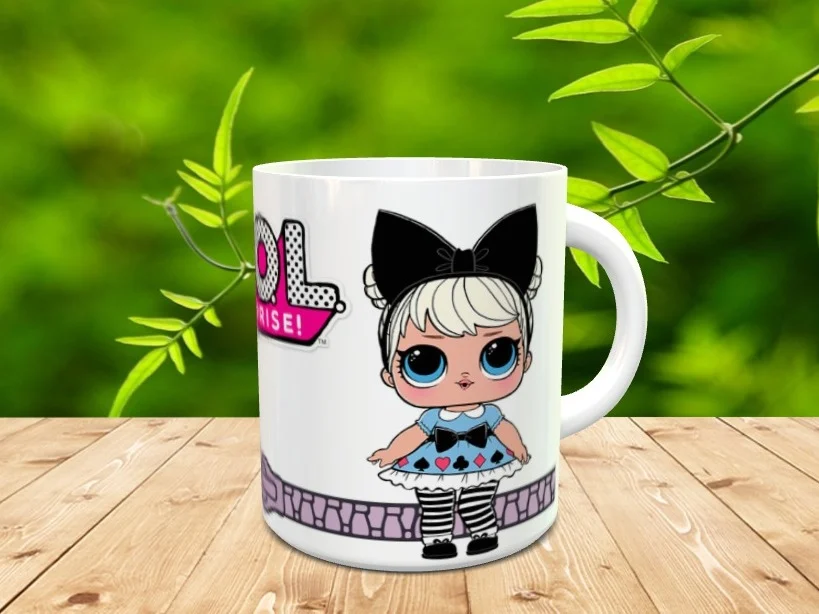 Taza de cerámica blanca con un personaje infantil de lazo negro y vestido azul junto al logotipo parcial sobre fondo blanco, apoyada en superficie de madera con vegetación al fondo.