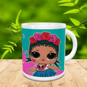 Taza de cerámica blanca decorada con un personaje infantil con corona de flores sobre fondo turquesa y rosa, apoyada sobre una superficie de madera.