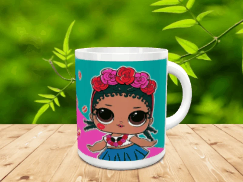 Taza de cerámica blanca decorada con un personaje infantil con corona de flores sobre fondo turquesa y rosa, apoyada sobre una superficie de madera.
