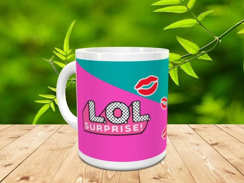 Taza de cerámica blanca con logotipo de LOL Surprise y labios rojos sobre fondo rosa y turquesa, apoyada en superficie de madera.