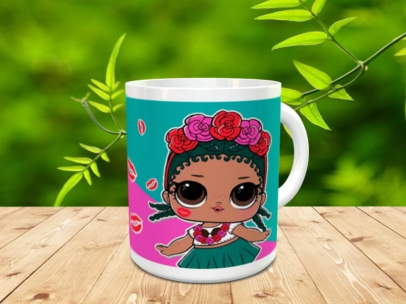 Taza de cerámica blanca decorada con un personaje infantil con corona de flores y detalles de labios rojos sobre fondo turquesa y rosa, apoyada sobre madera.