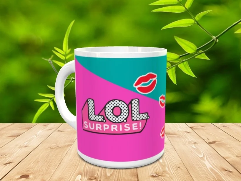 Taza de cerámica blanca con el logotipo de LOL Surprise y estampado de labios rojos sobre fondo dividido en rosa y turquesa.