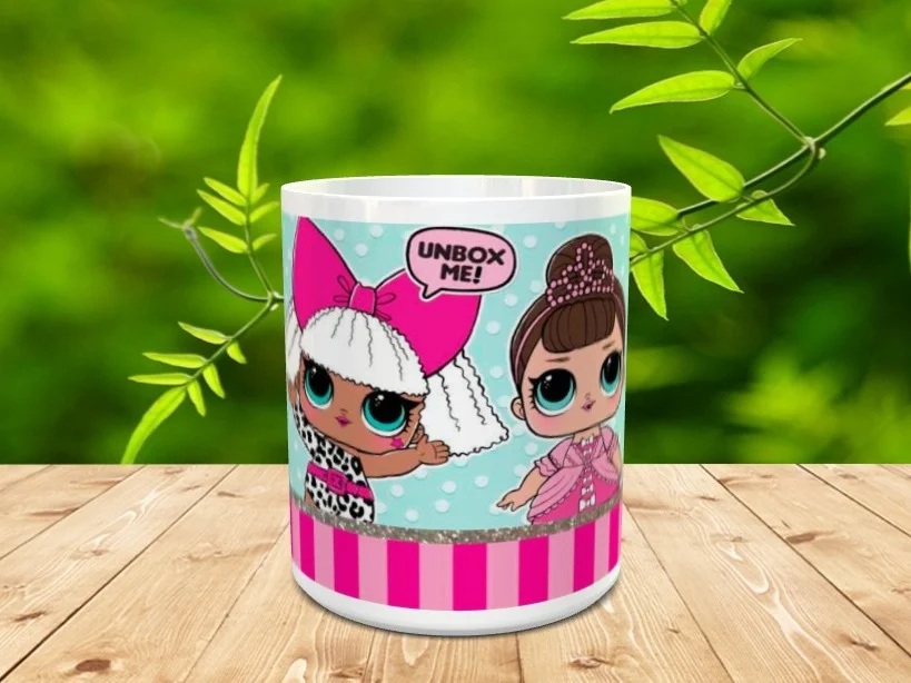 Taza de cerámica blanca decorada con dos personajes infantiles y un bocadillo de texto sobre fondo turquesa con lunares. Ref. lol-14x