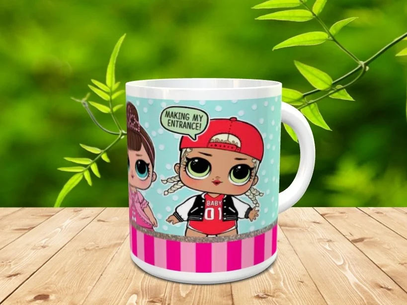 Taza de cerámica blanca decorada con personajes infantiles sobre fondo turquesa con lunares y detalles en rosa, apoyada sobre una superficie de madera.