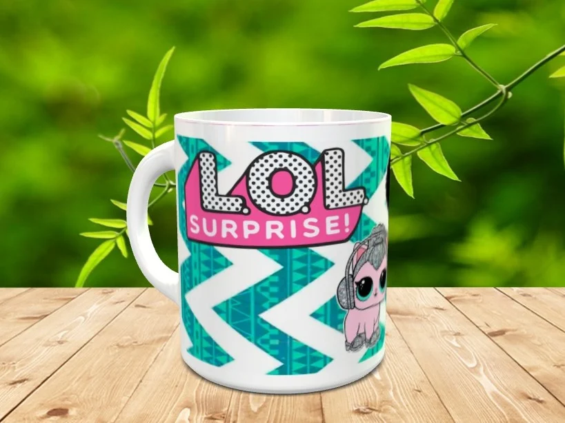 Taza de cerámica blanca con logotipo y personaje sobre fondo geométrico turquesa ref lol-15x