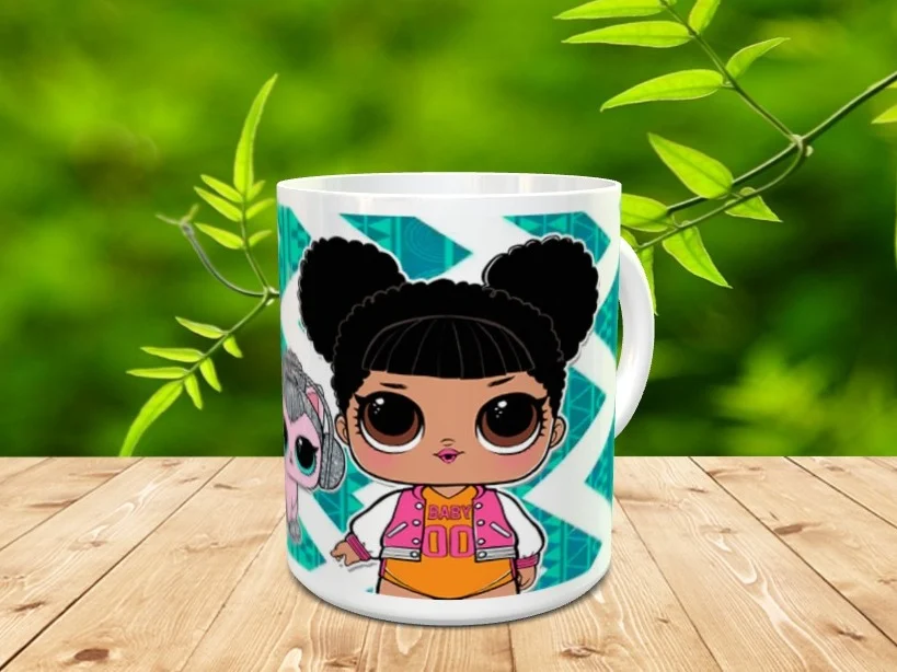 Taza de cerámica blanca decorada con un personaje de pelo recogido en dos moños y chaqueta deportiva sobre fondo turquesa y geométrico.