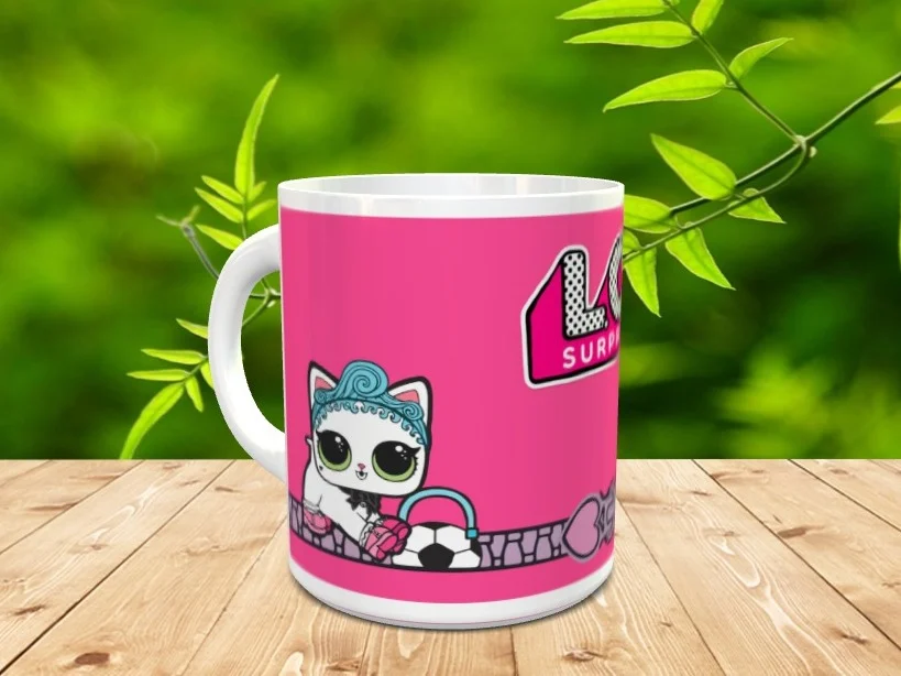 Taza de cerámica blanca decorada con un personaje felino, un balón y el logotipo parcial sobre fondo rosa. Ref. lol-1x