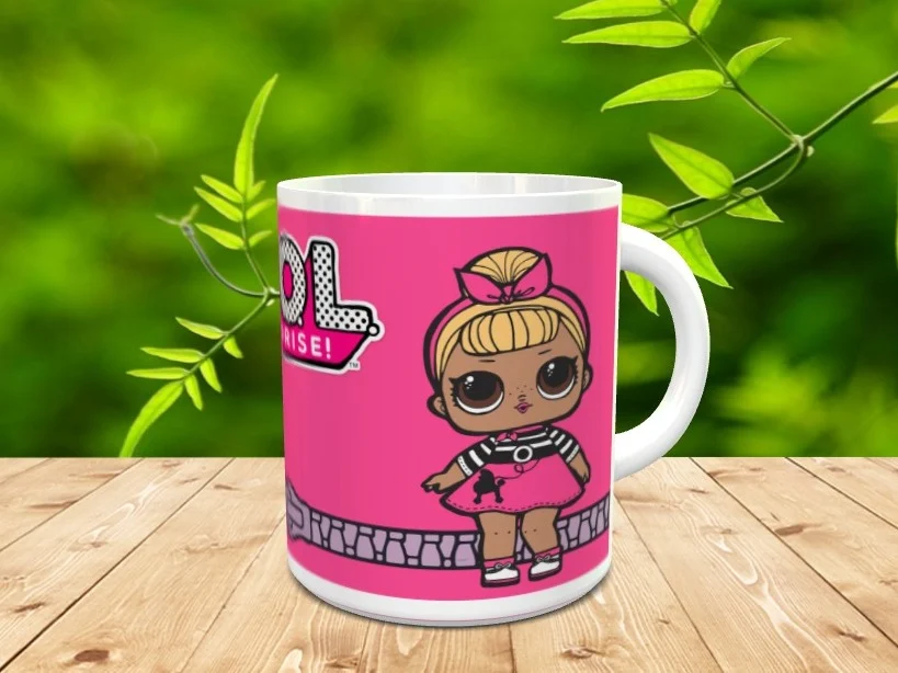 Taza de cerámica blanca con un personaje de pelo rubio y lazo con fondo rosa, decorada además con parte del logotipo de LOL Surprise y un motivo de cremallera.