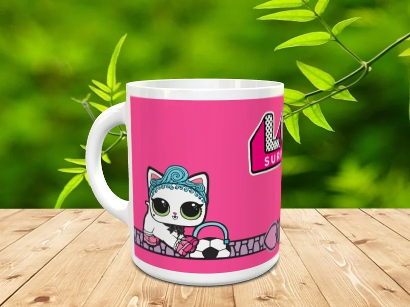 Taza de cerámica blanca decorada con un personaje de aspecto felino sobre fondo rosa, un balón y parte del logotipo.