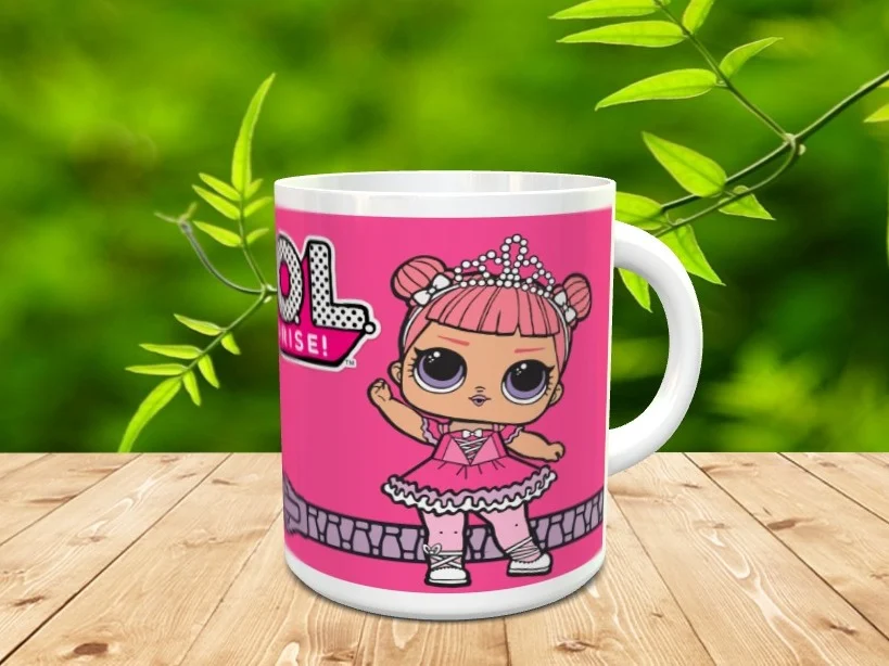 Taza de cerámica blanca con diseño de personaje infantil con tiara sobre fondo rosa y motivo de cremallera ref lol-2xxx
