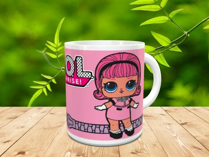 Taza de cerámica blanca con un personaje de pelo rosa y el logotipo parcial sobre fondo rosa, decorada con un motivo de cremallera en la base.
