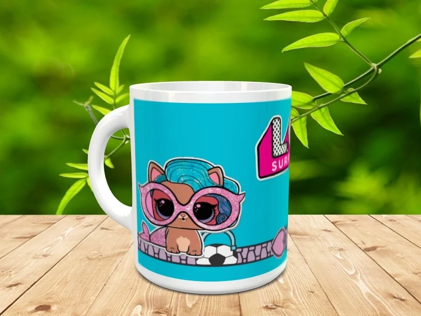 Taza de cerámica blanca decorada con un personaje de orejas de gato con gafas y un balón sobre fondo turquesa. Ref. lol-5x