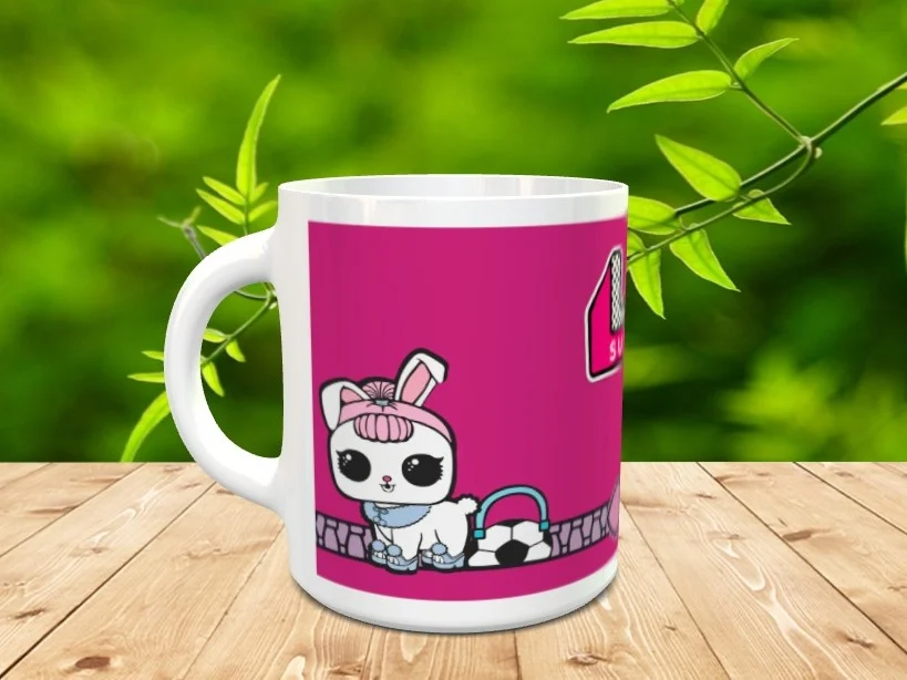 Taza de cerámica blanca con un personaje de orejas de conejo sobre fondo fucsia y referencia lol-6x