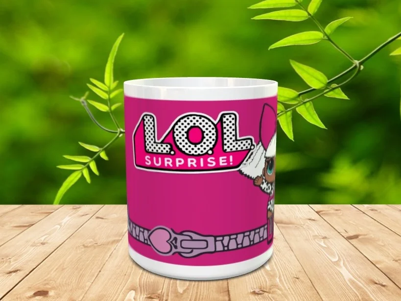 Taza de cerámica blanca decorada con el logotipo de LOL Surprise y un simpático personaje sobre fondo fucsia intenso ref lol-6xx.