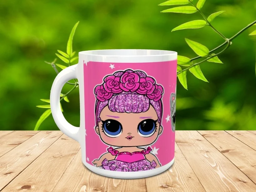 Taza de cerámica blanca con un personaje de pelo morado con rosas y vestido rosa sobre fondo rosa. Ref. lol-17x