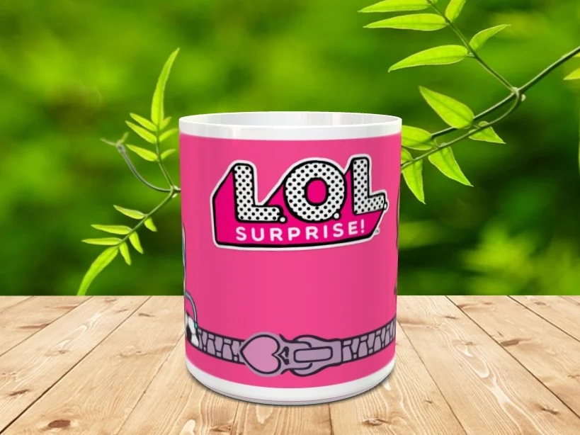 Taza de cerámica blanca con el logotipo de LOL Surprise y un motivo de cremallera sobre fondo rosa, apoyada en una superficie de madera.